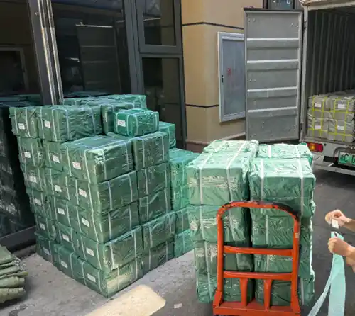 Bezeroen armairuko hardware eskaera paketatuta eta bidaltzeko prest